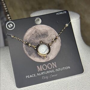 Moon 🌕 NWT Howlite Dainty Fidget Necklace With Stars